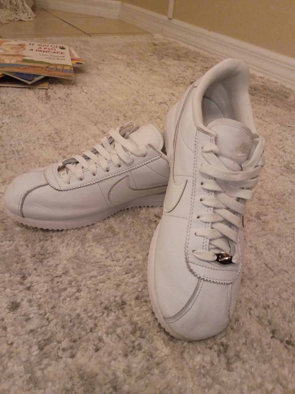 Nike Woman's White Leather Runner Sneakers Shoes